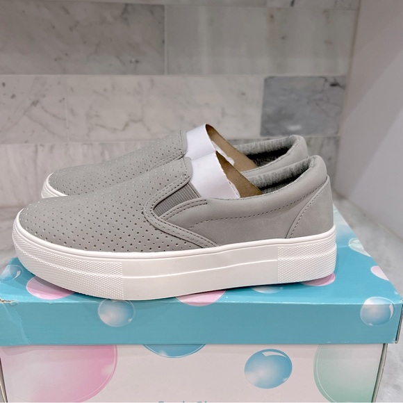 SODA Women’s Faux Leather Gray Croft Slip On - Picture 4 of 13